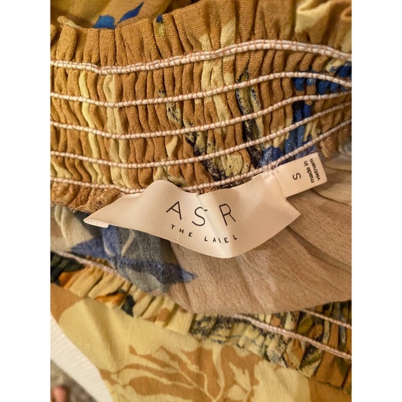 LIKE NEW ASTR Off the Shoulder Floral Top - Picture 3 of 3